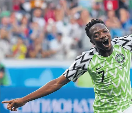  ??  ?? Ahmed Musa convirtió dos golazos ante Islandia, el segundo con una muy buena acción individual que incluyó una gambeta al arquero Halldorsso­n