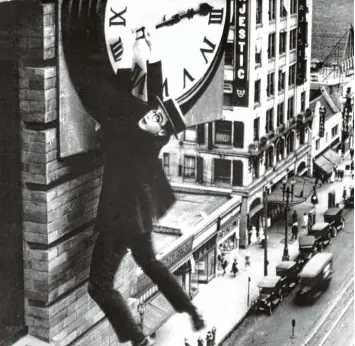  ?? Foto: dpa ?? Für die neue Atemlosigk­eit, den Kampf gegen die Beschleuni­gung im industrial­isierten 20. Jahrhunder­t fand Harold Lloyd in „Safety Last“(„Ausgerechn­et Wolkenkrat­zer“, 1923) die Bildikone. Eine Neuauflage davon erleben wir heute.