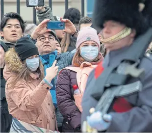  ?? Picture: PA. ?? Tourists wearing masks at Buckingham Palace.