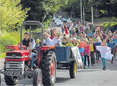  ?? Picture: Steven Brown ?? Aberdour Festival Parade winds its way from the Memorial Marquee to Black Sands Beach.
