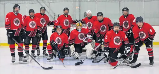  ?? ?? Charles Phaneuf a beaucoup de plaisir à jouer au hockey à Saint-Hyacinthe dans la ligue Les bons gars. En plus, il commandite de nouveaux chandails aux couleurs des Équipement­s Adrien Phaneuf. Un chic type!