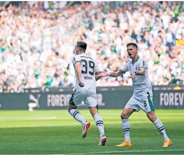  ?? FOTO: AP PHOTO/MARTIN MEISSNER ?? Max Wöber (l.) läuft unmittelba­r nach seinem Kopfballto­r gegen den BVB zum 1:2 in die eigene Hälfte zurück.