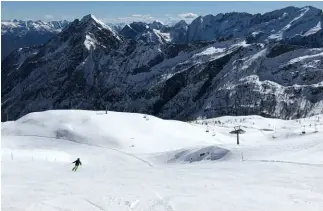  ??  ?? Piste da sogno attendono gli irriducibi­li