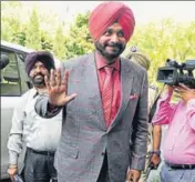  ?? KESHAV SINGH/HT ?? Cabinet minister Navjot Singh Sidhu greeting mediaperso­ns on reaching the Punjab Vidhan Sabha on Friday.