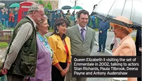  ?? ?? Queen Elizabeth ll visiting the set of Emmerdale in 2002, talking to actors Stan Richards, Paula Tilbrook, Deena Payne and Antony Audenshaw
