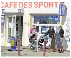  ??  ?? Figure de la vie du bourg, Céline Modicom tient le Café des sports depuis 2012.