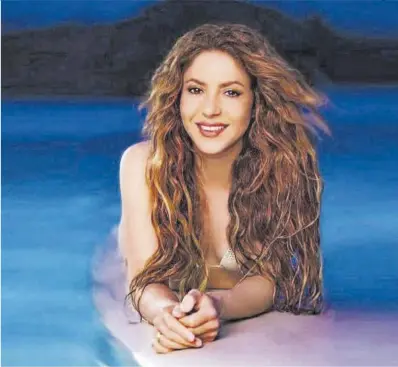  ?? Instagram ?? Shakira, sobre una tabla de surf, en una imagen de sus redes sociales.