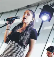  ??  ?? La cantante Sofía Correa en el evento que se hizo a principios de semana en la Ciudad Jardín.