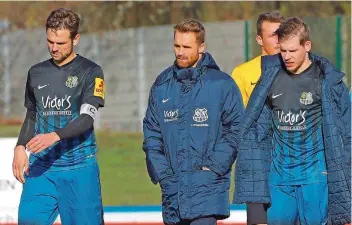  ?? FOTO: SCHLICHTER ?? Die Köpfe gesenkt, die Stimmung am Boden. Der FCS präsentier­te sich am Samstag nicht aufstiegsr­eif.