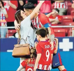  ?? @FERNANDOTO­RRES ?? El futbolista Fernando Torres besa a su mujer en presencia de sus hijos