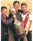  ?? FOTO: AFP ?? El Muñeco celebró con sus hijos y posó con la copa.