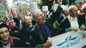  ?? (Reuters) ?? LAWYERS SHOUT slogans of support for the Erdogan government at a demonstrat­ion in Istanbul yesterday.