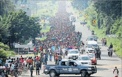  ?? UESLEI MARCELINO / REUTERS ?? La caravana, en la ciudad mexicana de Tapachula, cerca de la frontera con Guatemala