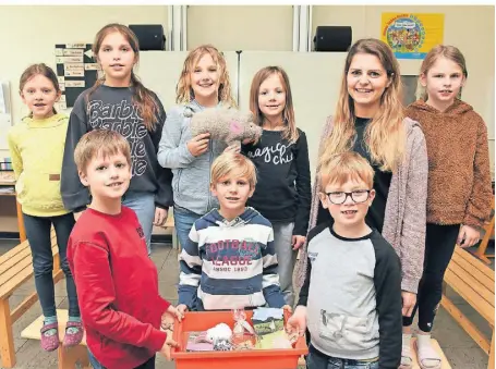  ?? FOTO: J. MICHAELIS ?? Die Schüler der Gemeinscha­ftsgrundsc­hule In den Weiden präsentier­en ihr Selbstgeba­steltes, mit dem sie die Tiere der Monro-Ranch unterstütz­en.