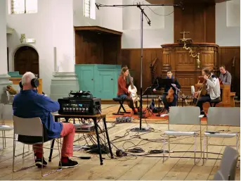  ??  ?? Gamben-geist: Günter Pauler (vorne) nimmt das Ensemble Spirit of Gambo in der Doopsgezin­de Kerk zu Haarlem in den Niederland­en auf. Die SACD „The Silver Swan“bietet neben der hochauflös­enden Dsd-stereo-spur auch einen wunderbar klingenden 4.0 Surround-mix.