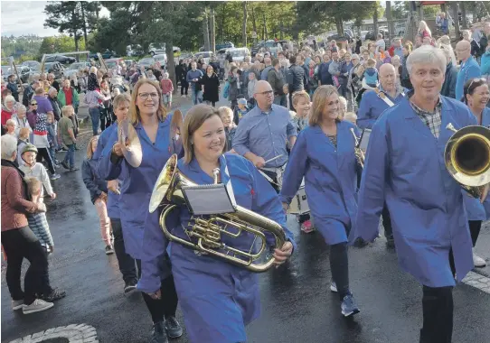  ??  ?? GOD STEMNING: Laererkorp­set sørget for at det ble ekstra god stemning på åpningen. Det var nesten som å vaere på 17. mai, med korpsmarsj­er, mye folk, og glade smil alle veier.