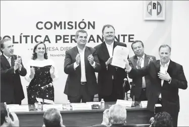  ??  ?? José Antonio Meade (extremo derecho) entregó ayer a la mesa directiva de la Comisión Política Permanente del PRI su carta de intención para participar en el proceso de selección del candidato presidenci­al del tricolor. En la imagen, de izquierda a...