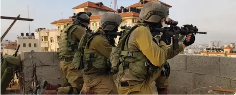  ?? (IDF Spokespers­on’s Unit) ?? IDF COMMANDOS from the elite Duvdevan unit take part in operations in June to arrest the Palestinia­n who killed St.-Sgt. Ronen Lubarsky.