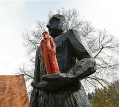  ??  ?? Diese „Ahnenfigur“trägt eine kleine Statue. Sie symbolisie­rt Eltern, welche im Alter von ihren Kindern im Alltagsleb­en unterstütz­t werden müssen.