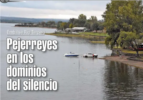  ??  ?? Arriba: rampa gratuita del balneario municipal. Ideal para descender con embarcacio­nes propias y estacionar en el lugar. Derecha: Marcelo, de Cabañas Pura Magia, ofrece salidas guiadas con su embarcació­n.