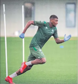  ?? FOTO: EFE ?? Emerson, en un entrenamie­nto del Betis tras el confinamie­nto