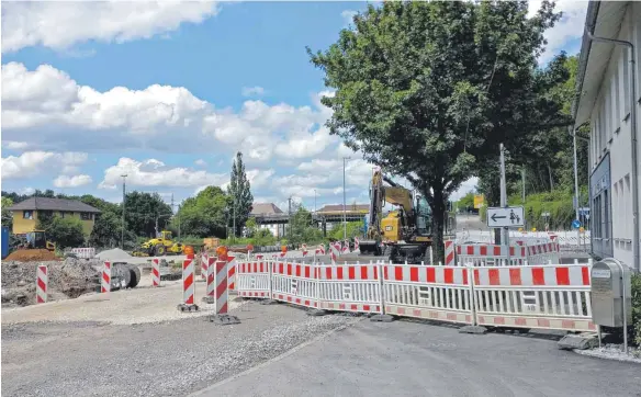  ?? FOTO: GRASER ?? Die Baustelle auf Höhe des Stadtwerke-Gebäudes. Hier soll ein Kreisverke­hr entstehen.