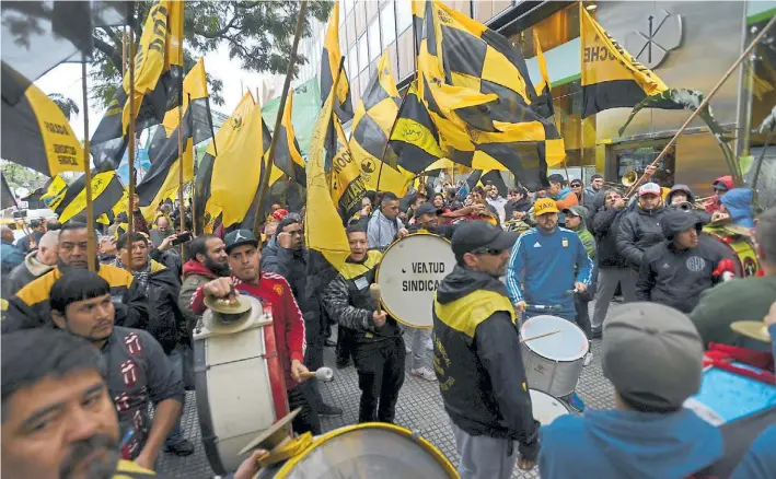  ?? LUCIANO THIEBERGER ?? Otra marcha. Los taxistas fueron protagonis­tas de varios bloqueos de tránsito desde que Uber comenzó a operar en Buenos Aires, hace más de dos años.