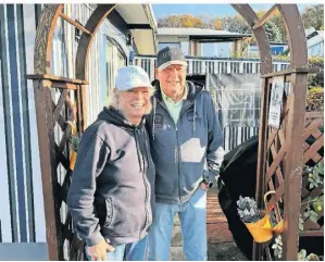  ?? ?? Gudrun und Friedhelm Beyel aus Viersen haben sogar eine Fußbodenhe­izung in ihrem Caravan-Vorbau.