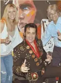  ?? COURTESY PHOTO ?? Steve Connolly and his Elvis painting with winning bidder Paul Fugazotto and a pal.