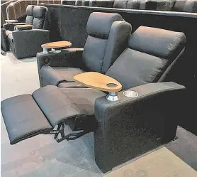  ??  ?? Sala terá poltronas reclinávei­s com braço móvel no estilo namoradeir­a