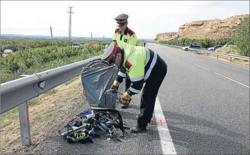  ?? ACN ?? Dos Mossos en el lugar donde el coche impactó con el grupo de ciclistas que circulaba en ese momento por la carretera