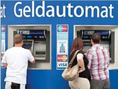  ?? Foto: dpa/Tobias Kleinschmi­dt ?? So sehen die »modernen« Bankautoma­ten aus.