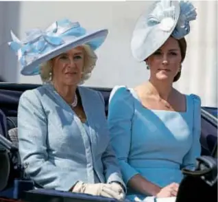  ??  ?? Luego del esperado paseo en carruaje, que mostró a los duques de Sussex tras su Luna de Miel secreta, la familia se reunió en el palacio. Camilla y Kate compartier­on el viaje.