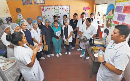  ??  ?? Aprendizaj­e. Alumnos de último año del Instituto Técnico Salvadoreñ­o brindan talleres de salud a jóvenes principian­tes.