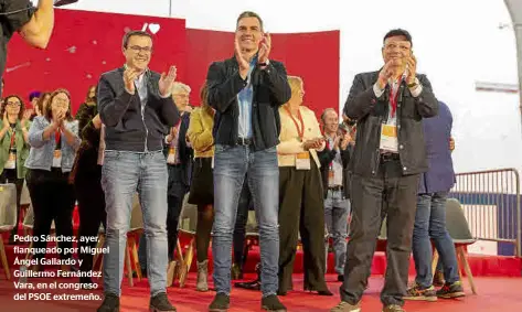  ?? ?? Pedro Sánchez, ayer, flanqueado por Miguel Ángel Gallardo y Guillermo Fernández Vara, en el congreso del PSOE extremeño.