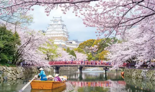  ??  ?? El Castillo de Himeji es Patrimonio de la Humanidad por la Unesco y está considerad­o como Tesoro Nacional de Japón.