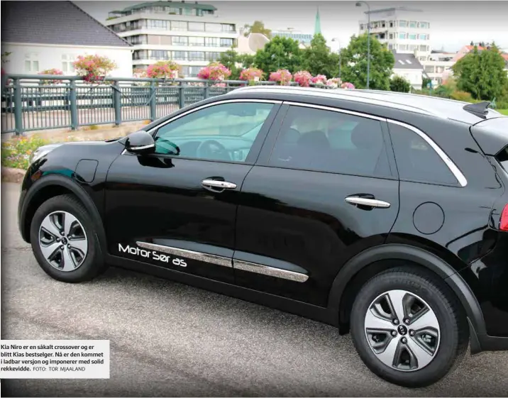  ?? FOTO: TOR MJAALAND ?? Kia Niro er en såkalt crossover og er blitt Kias bestselger. Nå er den kommet i ladbar versjon og imponerer med solid rekkevidde.