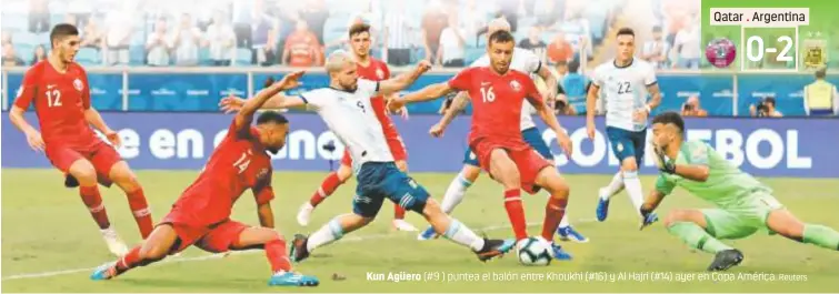  ?? Reuters ?? 0-2 Qatar Argentina Kun Agüero (#9 ) puntea el balón entre Khoukhi (#16) y Al Hajri (#14) ayer en Copa América.