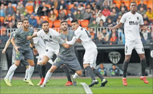  ??  ?? RONCAGLIA DEBUTÓ. El argentino, como el resto de compañeros de la zaga y sus homólogos donostiarr­as, se impusieron a los atacantes.