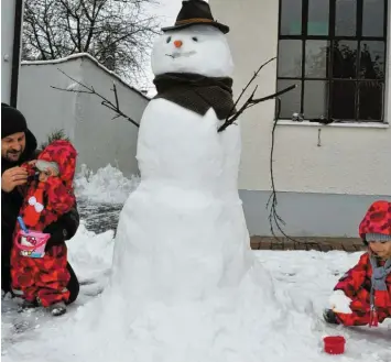  ?? Fotos: Karl Aumiller/Horst von Weitershau­sen/Berthold Veh ?? Papa Dimitrios Zsioumas stellte seinen Zwillingen Aggeliki und Panagiota gleich am Dienstagvo­rmittag einen riesengroß­en Schneemann auf.