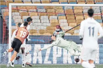  ?? /EFE. ?? Salomon (19) supera con un disparo raso al portero madridista, Thibaut Courtois, para el segundo y definitivo gol en el triunfo del conjunto ucraniano.