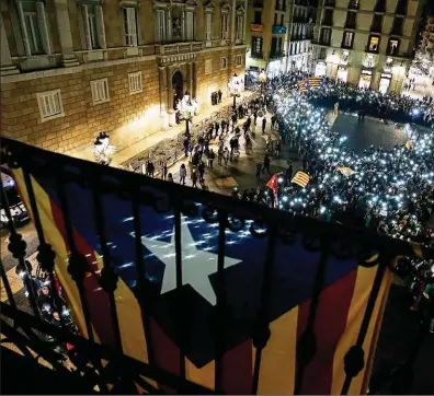  ??  ?? Junqueras (abajo), presidente de Esquerra Republican­a, se defiende hoy ante la Justicia española. Puigdemont (en la foto junto a Mariano Rajoy), insitió con la independen­cia "sin muertos y sangre en las calles".