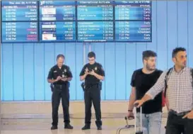  ?? REUTERS FILE ?? US customs and immigratio­n officers at Los Angeles Internatio­nal Airport.