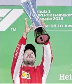  ?? BILD: SN/AP ?? Hoch die Tasse: Sieger Vettel.