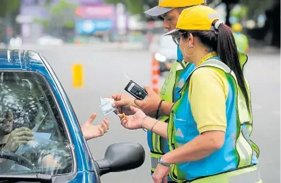  ?? ?? Controles. Las autoridade­s de la Ciudad afirman que endurecier­on las sanciones. La tolerancia es de 0.5.