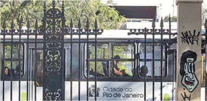  ?? Márcio Mercante ?? Grades de ferro centenária­s foram arrancadas no antigo Jardim Zoológico, em Vila Isabel