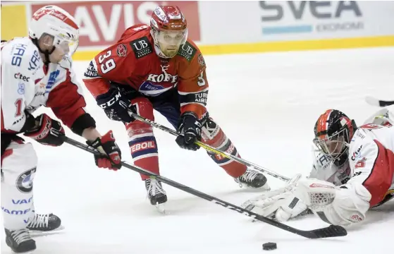  ?? FOTO: LEHTIKUVA ?? LYSANDE DEBUT. Sports målvakt Veini Vehviläine­n stoppade HIFK i sin första match med Vasalaget.