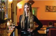  ?? Foto: Martin Schneider ?? Überraschu­ng im Café Oriental: ExGNTM-Teilnehmer­in Romy Wolf schaute dort mit den Gästen Folge neun der aktuellen Staffel.