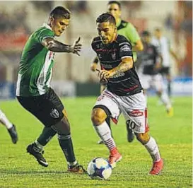  ??  ?? Oriundo de Tartagal. Mendoza, de 25 años, debutó en Gimnasia de La Plata y pasó por Atlético Tucumán y Chacarita. Firmó por un año y medio.