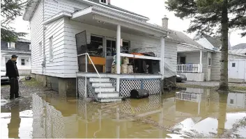  ?? PHOTO JEAN-FRANÇOIS DESGAGNÉS ?? Même si l’eau s’est retirée de la rue Notre-dame, à Sainte-marie, le terrain à l’arrière de la résidence d’éric Carrier était toujours complèteme­nt inondé en fin de journée hier.